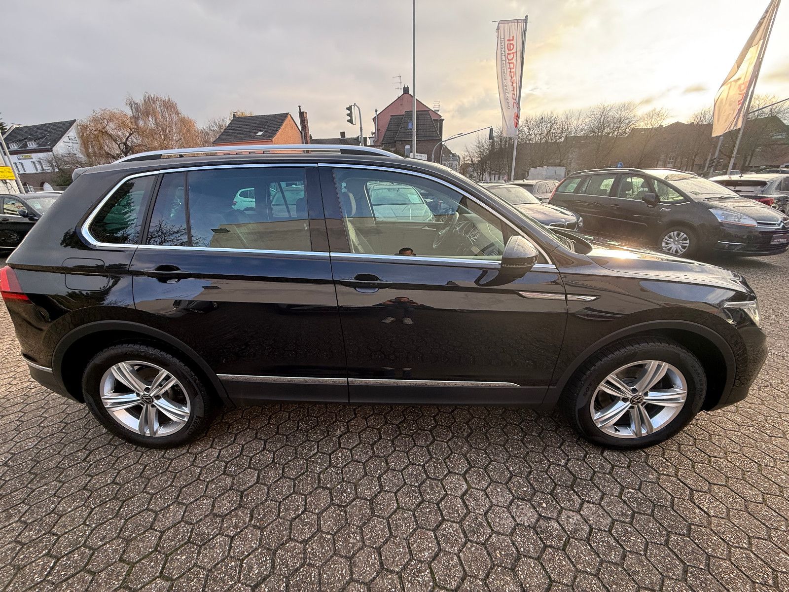 Fahrzeugabbildung Volkswagen Tiguan Life 4Motion*ACC*AHK*NAVI*