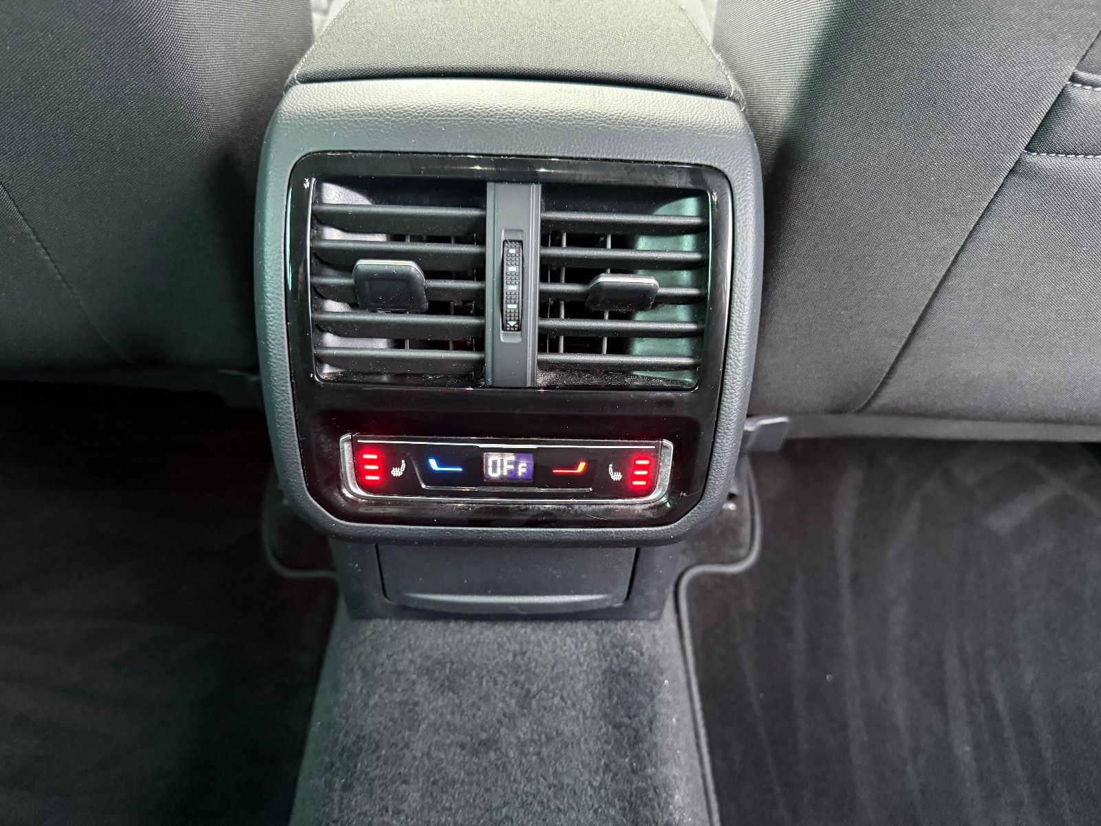 Fahrzeugabbildung Volkswagen Passat Variant Business*ACC*Headup*Harmann Kardo