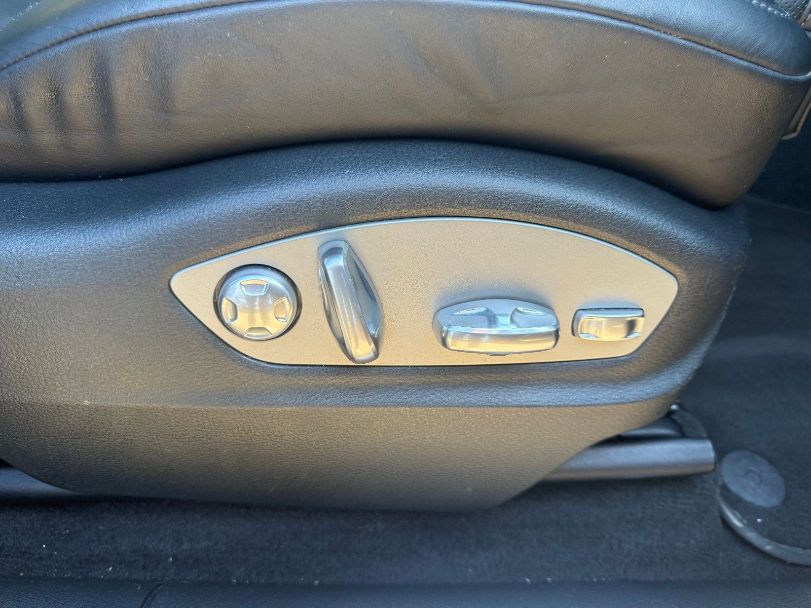 Fahrzeugabbildung Porsche Macan Turbo*ACC*CAM*AHK*PANO