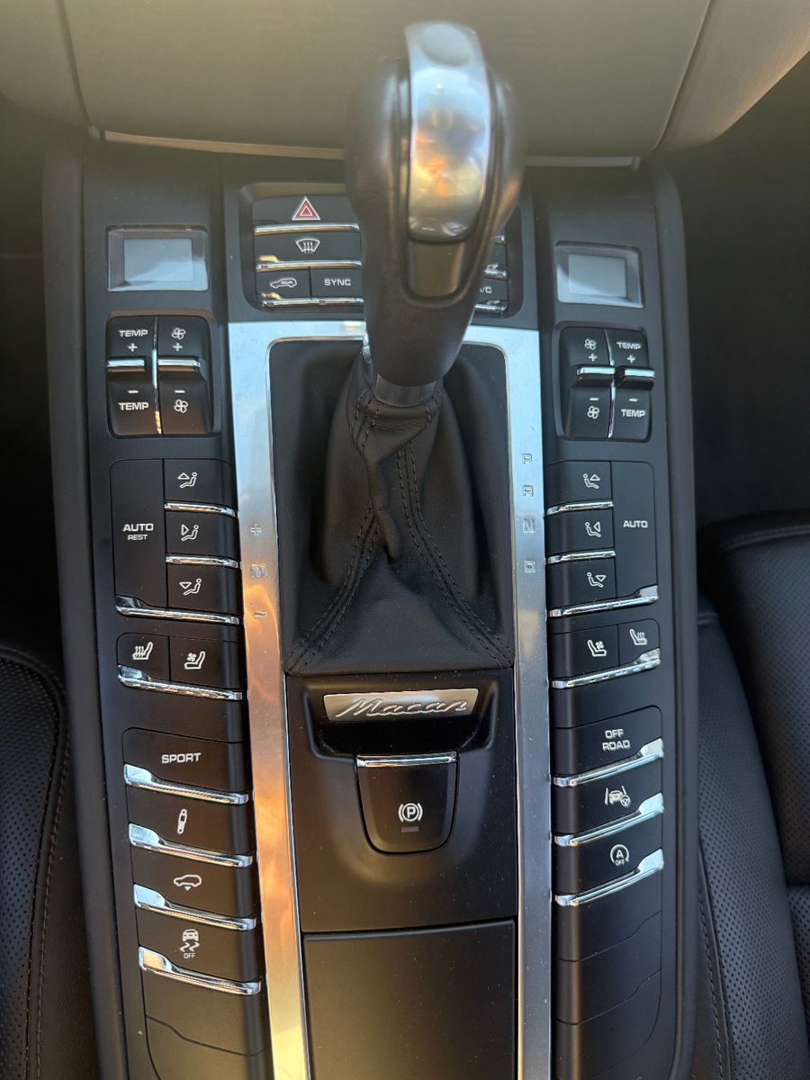 Fahrzeugabbildung Porsche Macan Turbo*ACC*CAM*AHK*PANO