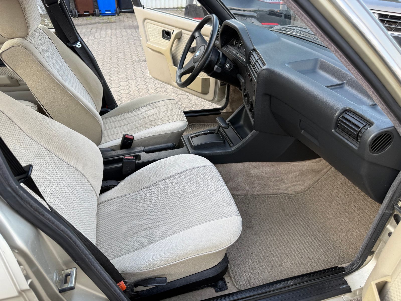 Fahrzeugabbildung BMW E30 320I wenig KM* Rostfrei*Sehr Gepflegt*