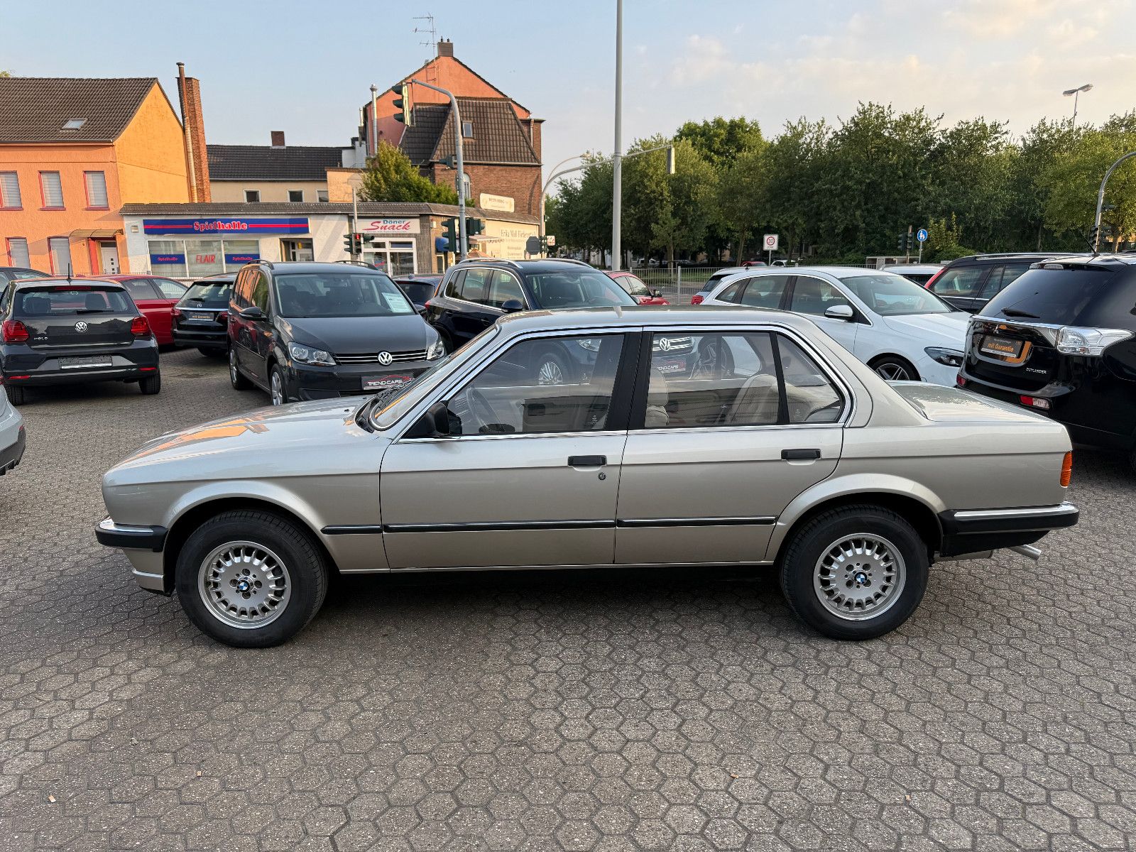 Fahrzeugabbildung BMW E30 320I wenig KM* Rostfrei*Sehr Gepflegt*