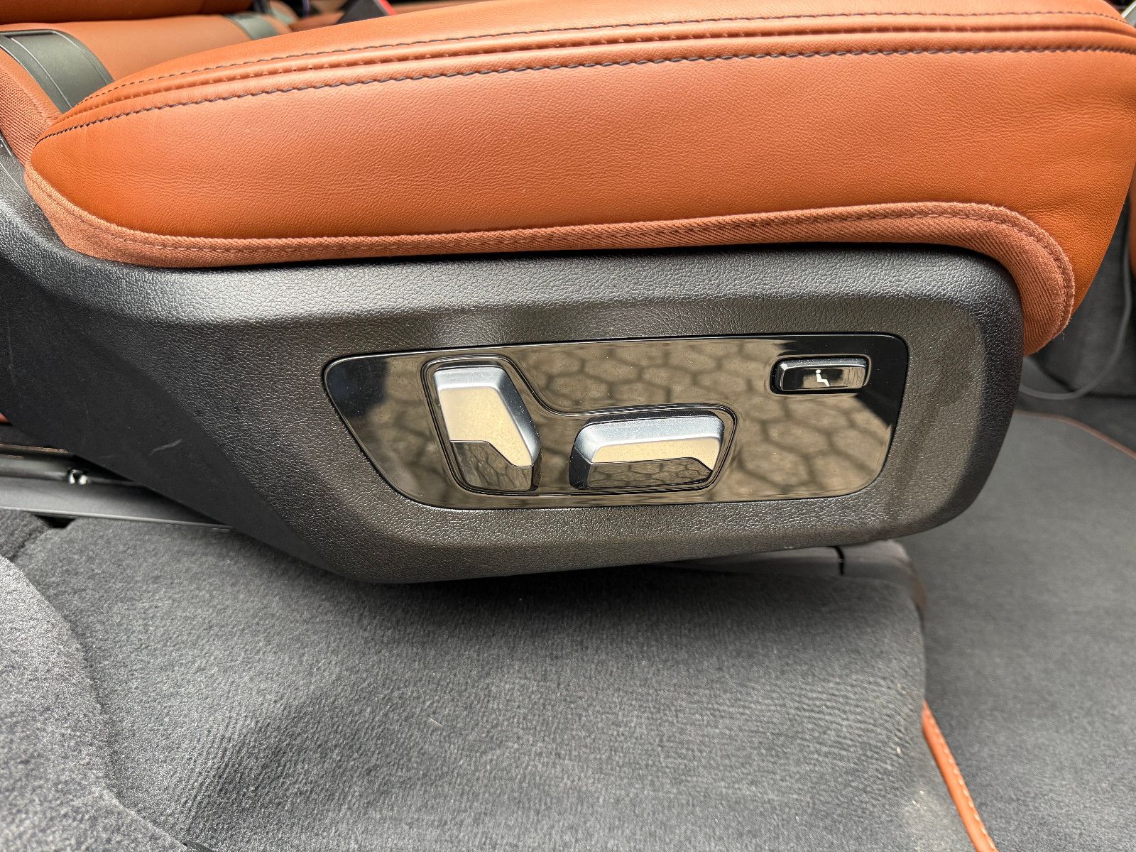 Fahrzeugabbildung BMW X7 xDrive 40 d M Sport*ACC*PANO*AHK*