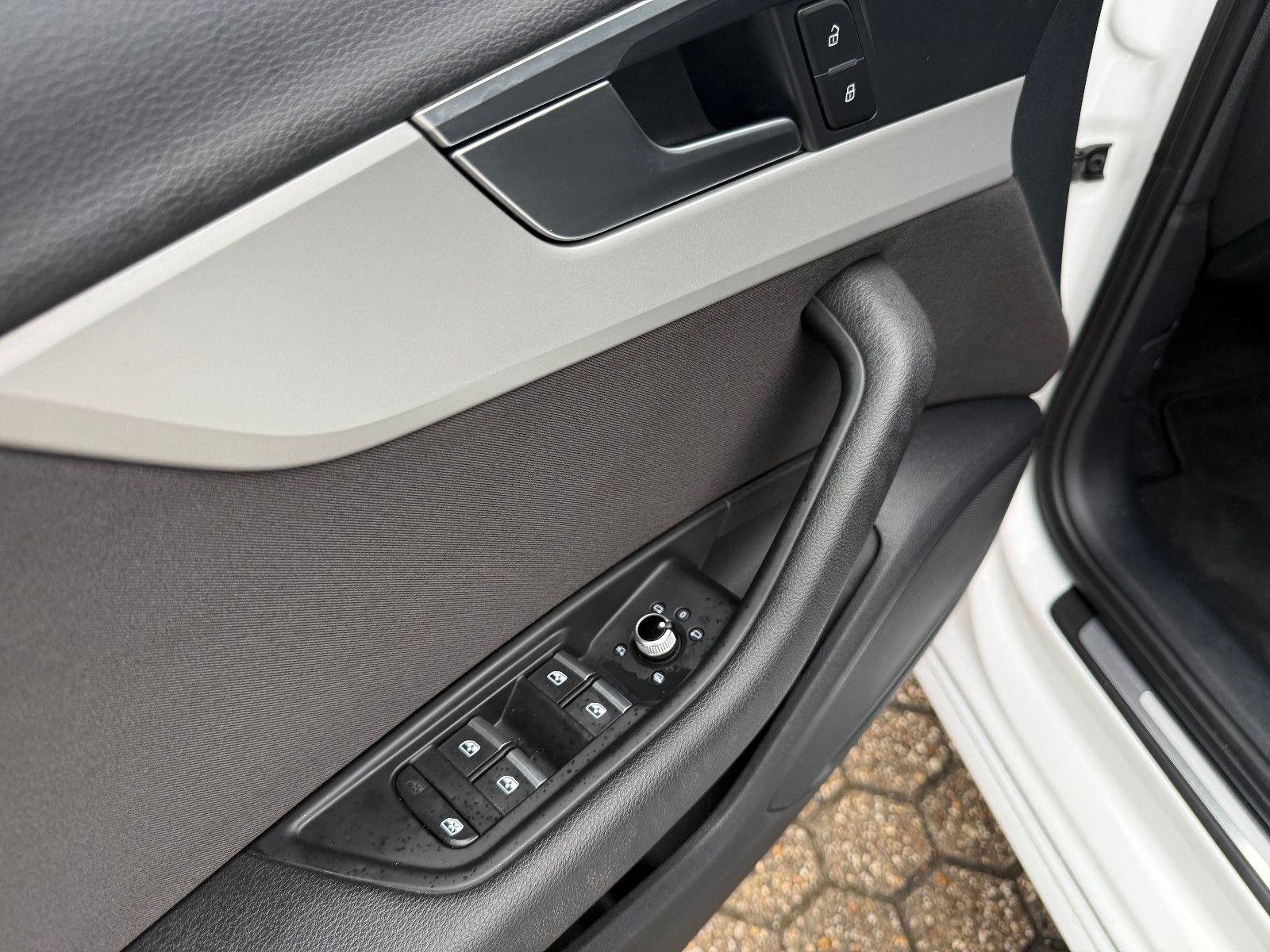 Fahrzeugabbildung Audi A4 Lim. 30 TDI advanced*S-Line*AHK*Tempomat*