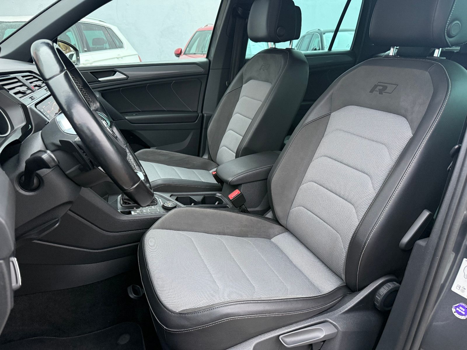 Fahrzeugabbildung Volkswagen Tiguan R-line 4Motion*ACC*PANO*LED*19ZOLL*