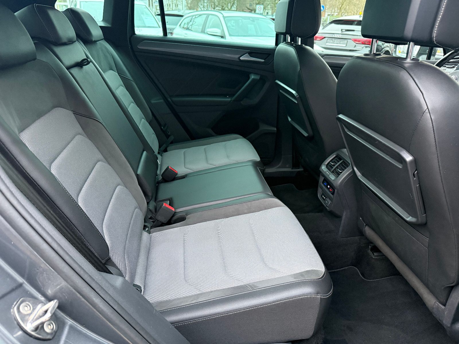 Fahrzeugabbildung Volkswagen Tiguan R-line 4Motion*ACC*PANO*LED*19ZOLL*