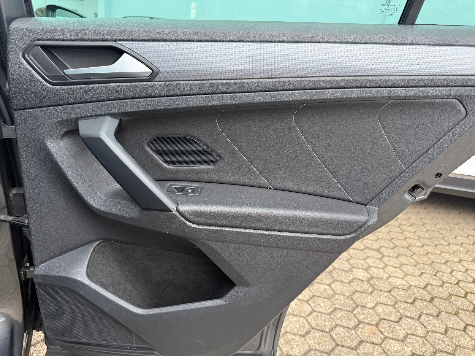 Fahrzeugabbildung Volkswagen Tiguan R-line 4Motion*ACC*PANO*LED*19ZOLL*