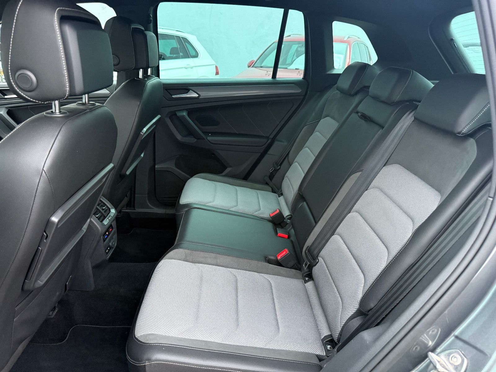 Fahrzeugabbildung Volkswagen Tiguan R-line 4Motion*ACC*PANO*LED*19ZOLL*