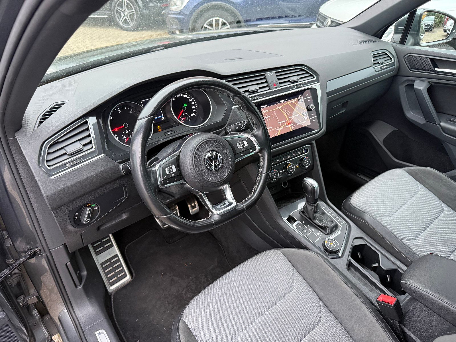 Fahrzeugabbildung Volkswagen Tiguan R-line 4Motion*ACC*PANO*LED*19ZOLL*