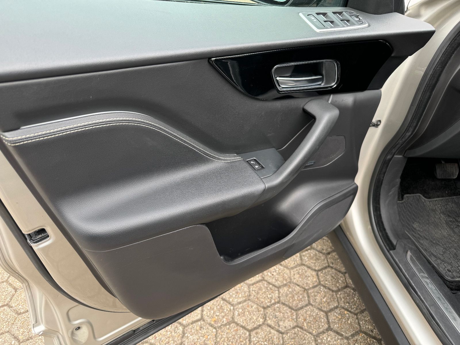 Fahrzeugabbildung Jaguar F-Pace F-PACE R-Sport AWD MOTORSCHADEN