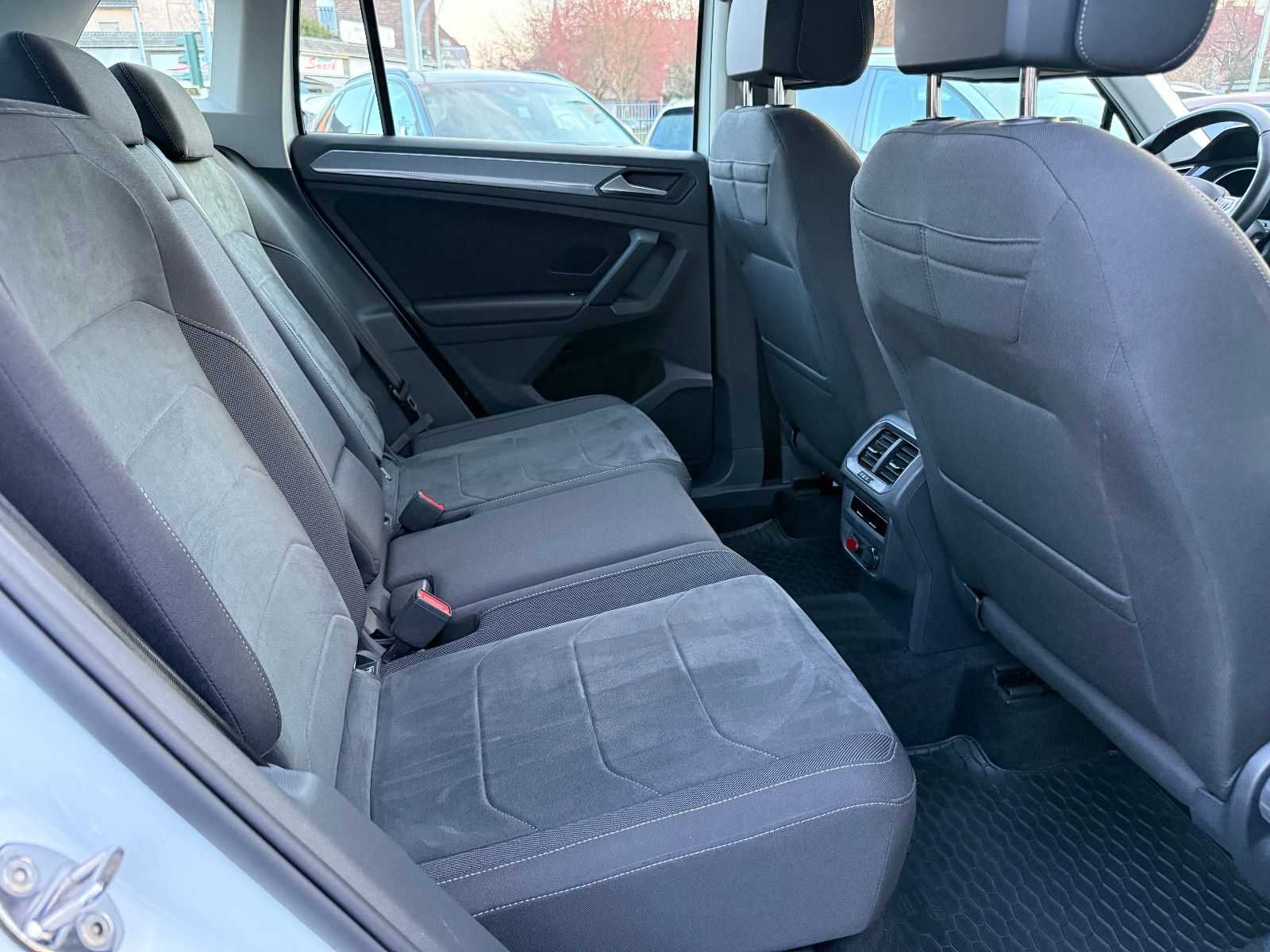 Fahrzeugabbildung Volkswagen Tiguan Life*Fahrschule Wagen* Driving school Car