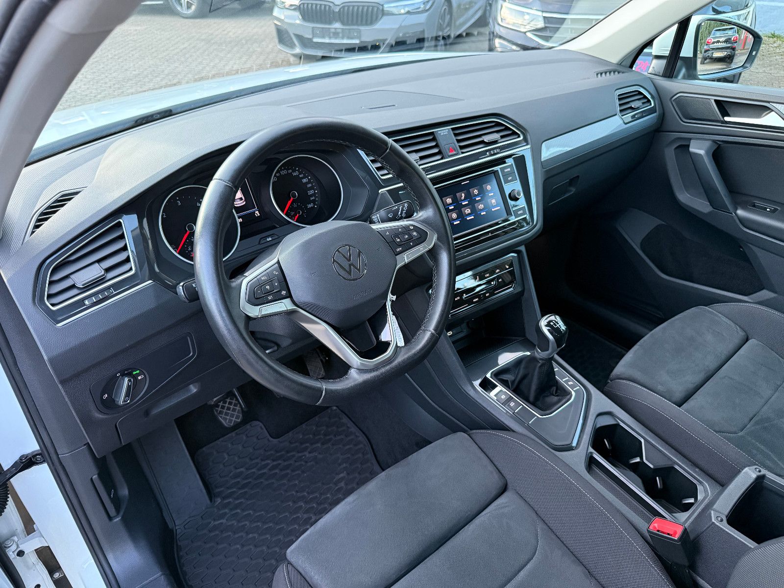 Fahrzeugabbildung Volkswagen Tiguan Life*Fahrschule Wagen* Driving school Car