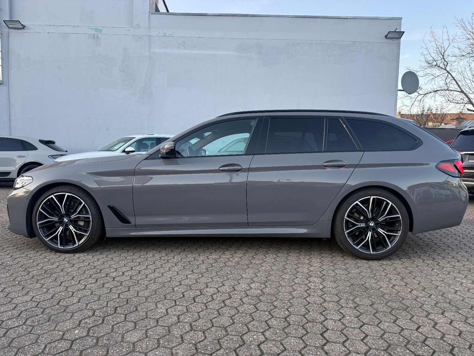 Fahrzeugabbildung BMW 530 Touring i M Sport*Navi*AHK*Leder*