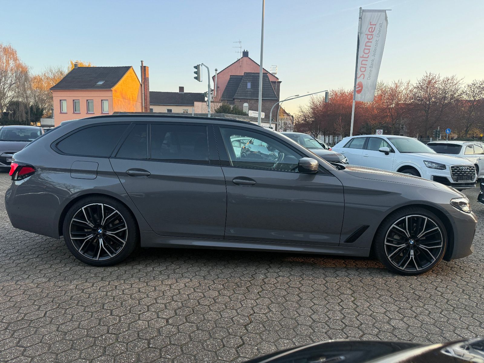Fahrzeugabbildung BMW 530 Touring i M Sport*Navi*AHK*Leder*