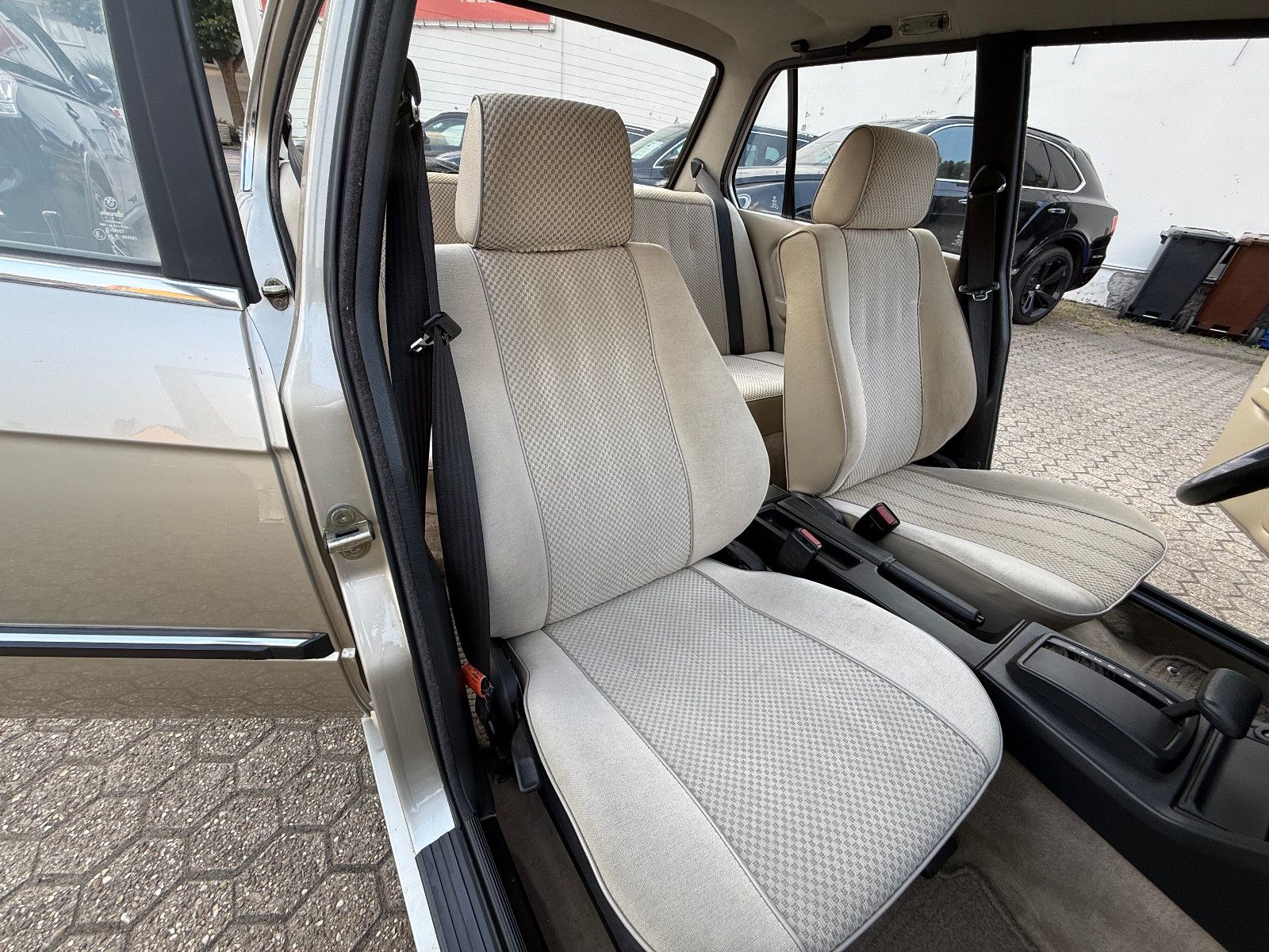 Fahrzeugabbildung BMW E30 320I wenig KM* Rostfrei*Sehr Gepflegt*