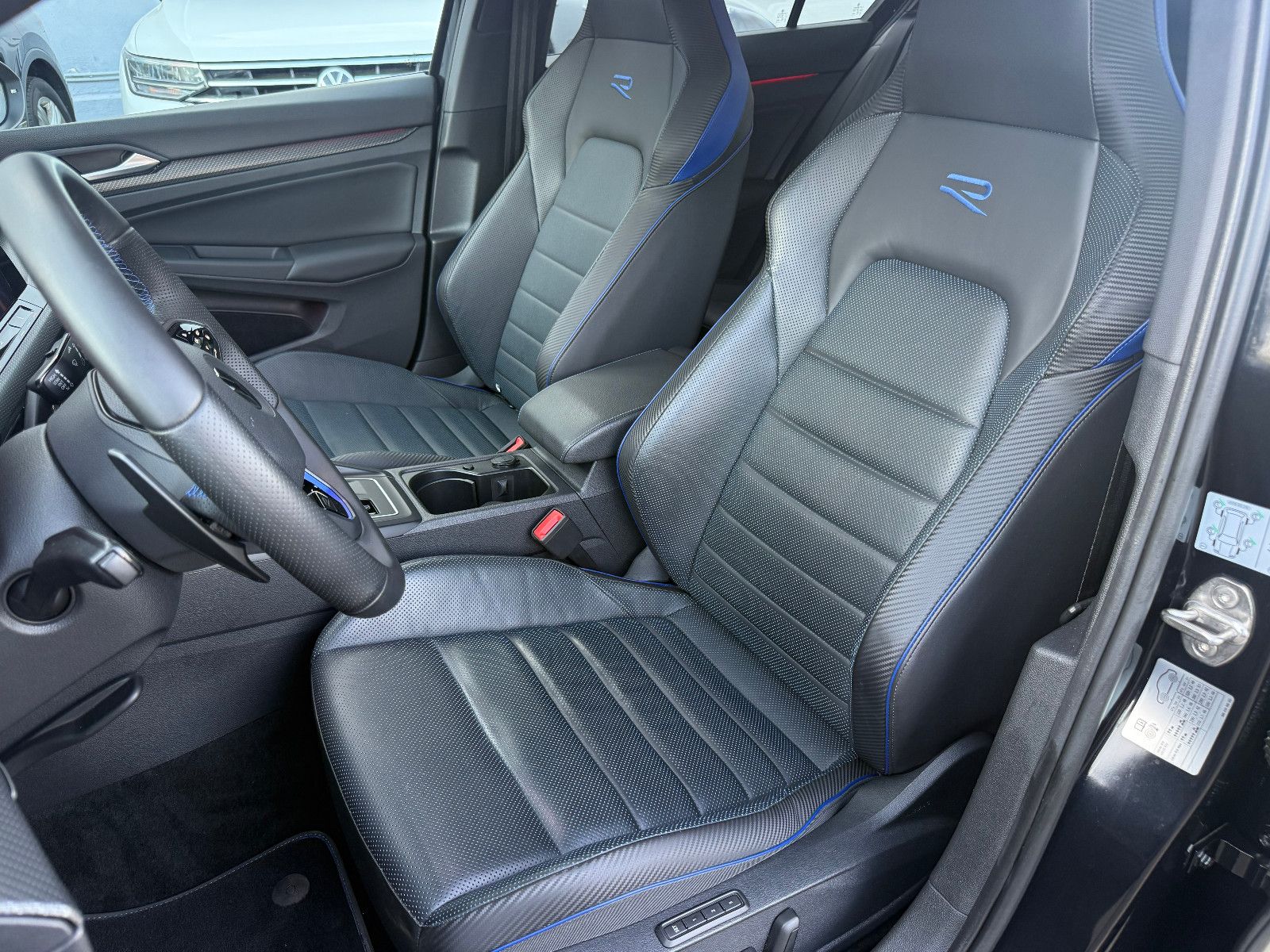 Fahrzeugabbildung Volkswagen Golf VIII Lim. R 4Motion*ACC*Harmann Kardon*Akra