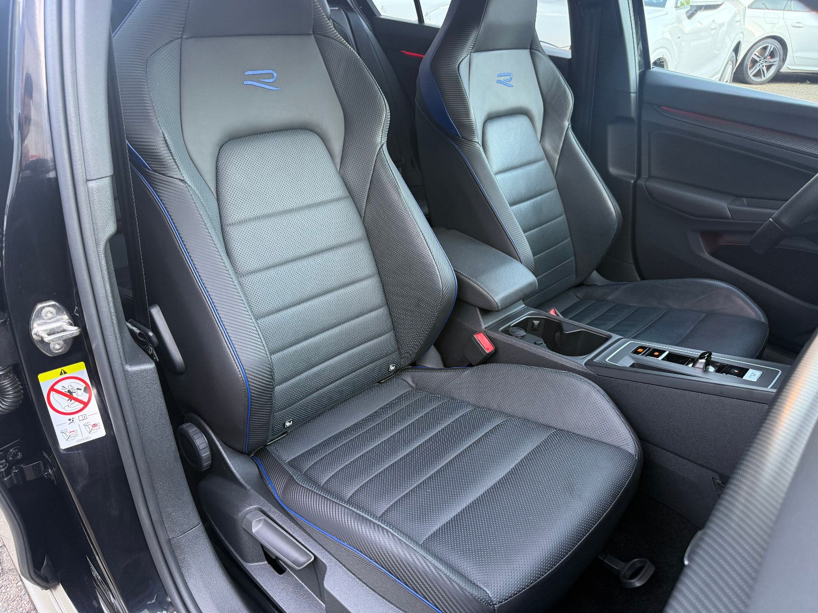 Fahrzeugabbildung Volkswagen Golf VIII Lim. R 4Motion*ACC*Harmann Kardon*Akra