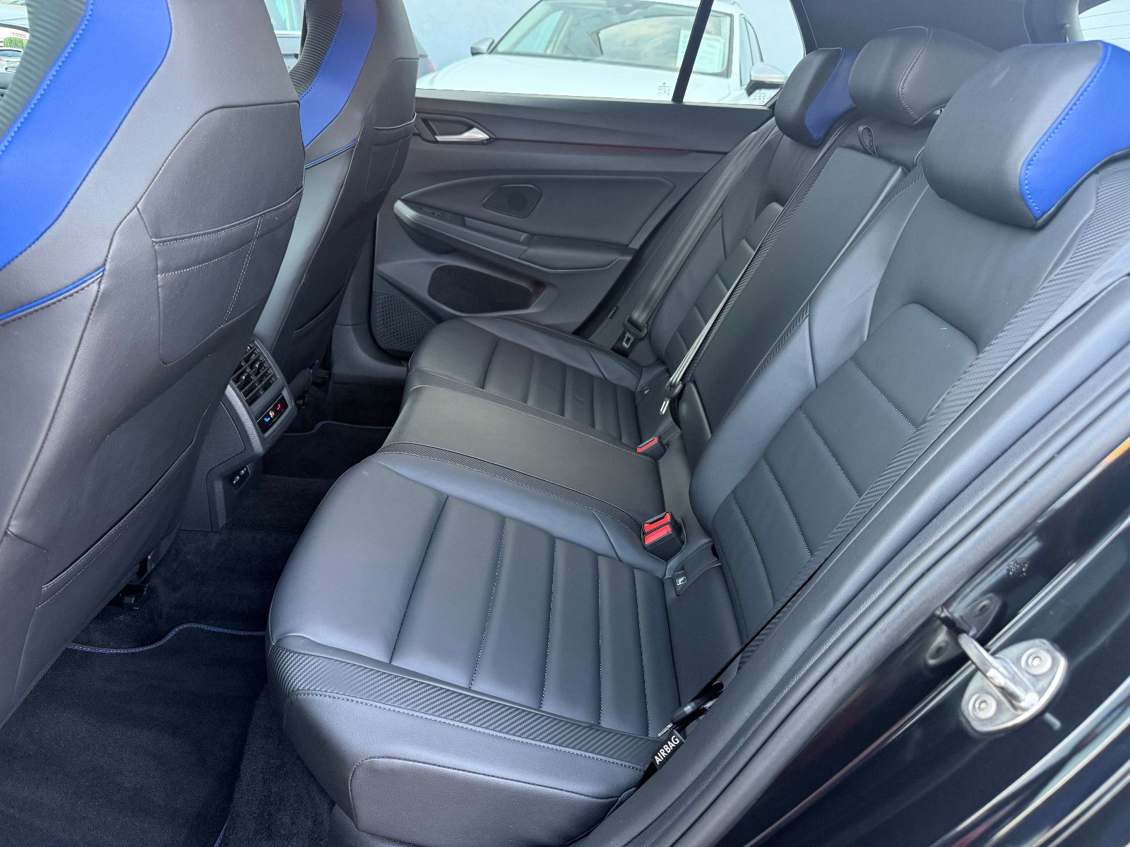 Fahrzeugabbildung Volkswagen Golf VIII Lim. R 4Motion*ACC*Harmann Kardon*Akra