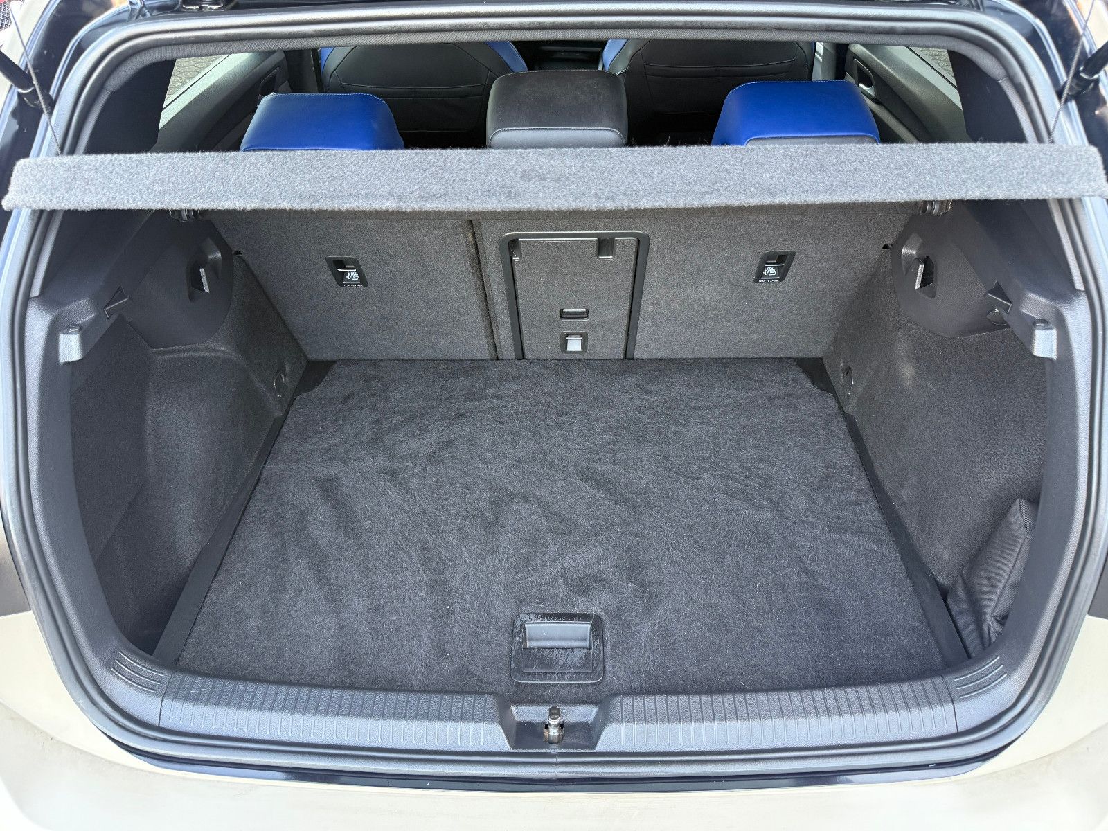 Fahrzeugabbildung Volkswagen Golf VIII Lim. R 4Motion*ACC*Harmann Kardon*Akra