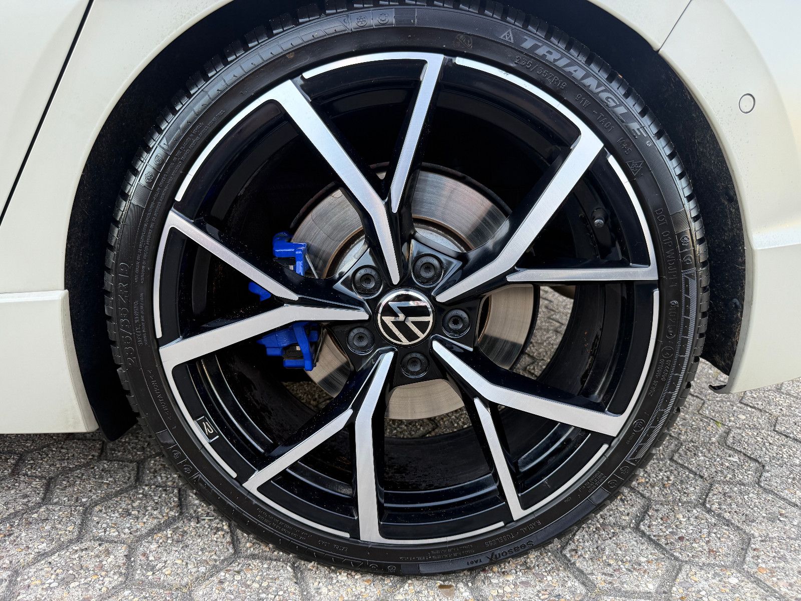 Fahrzeugabbildung Volkswagen Golf VIII Lim. R 4Motion*ACC*Harmann Kardon*Akra