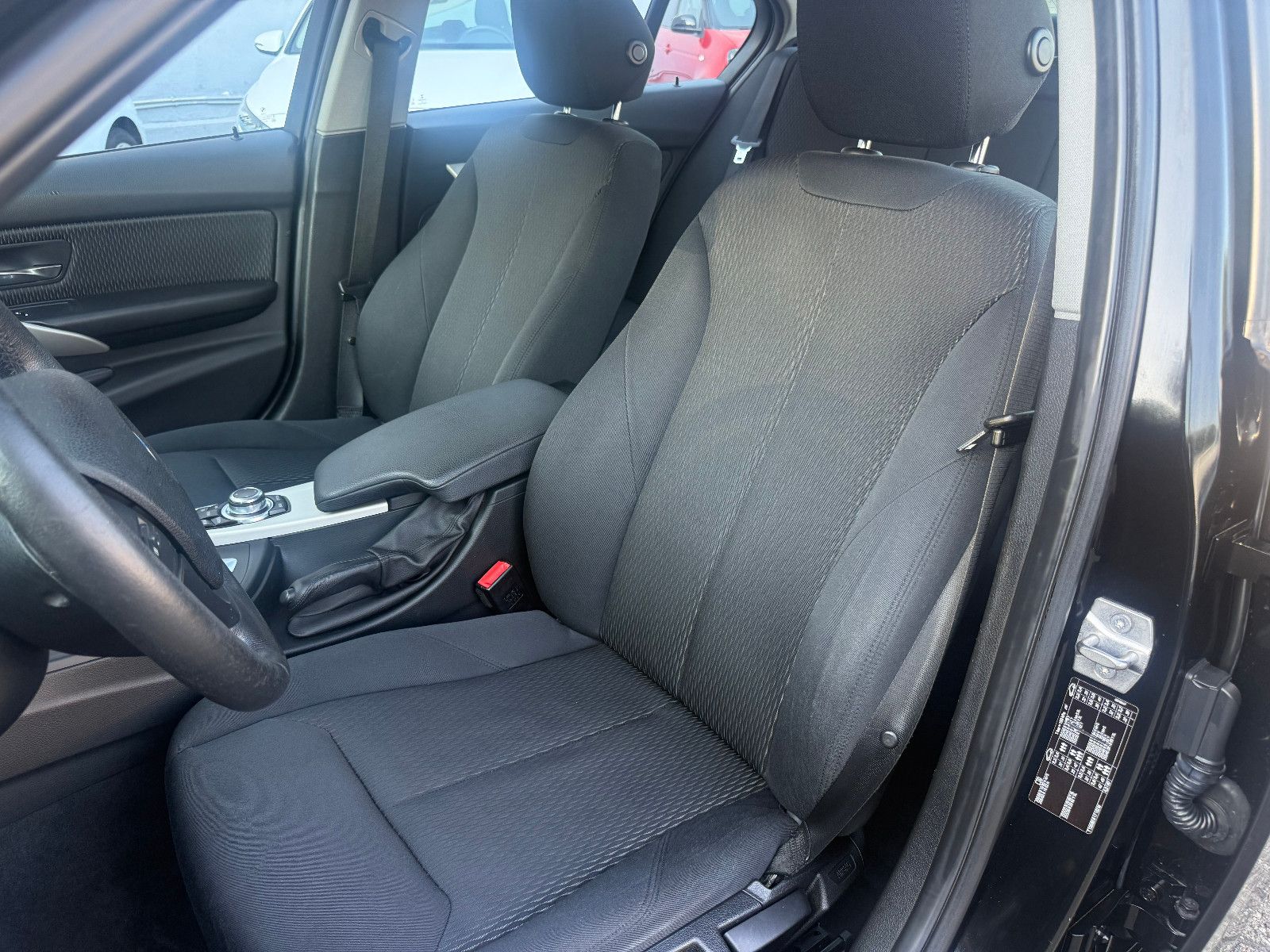 Fahrzeugabbildung BMW 318 3 Limousine 318 i*Tempomat*Headup*Klima*