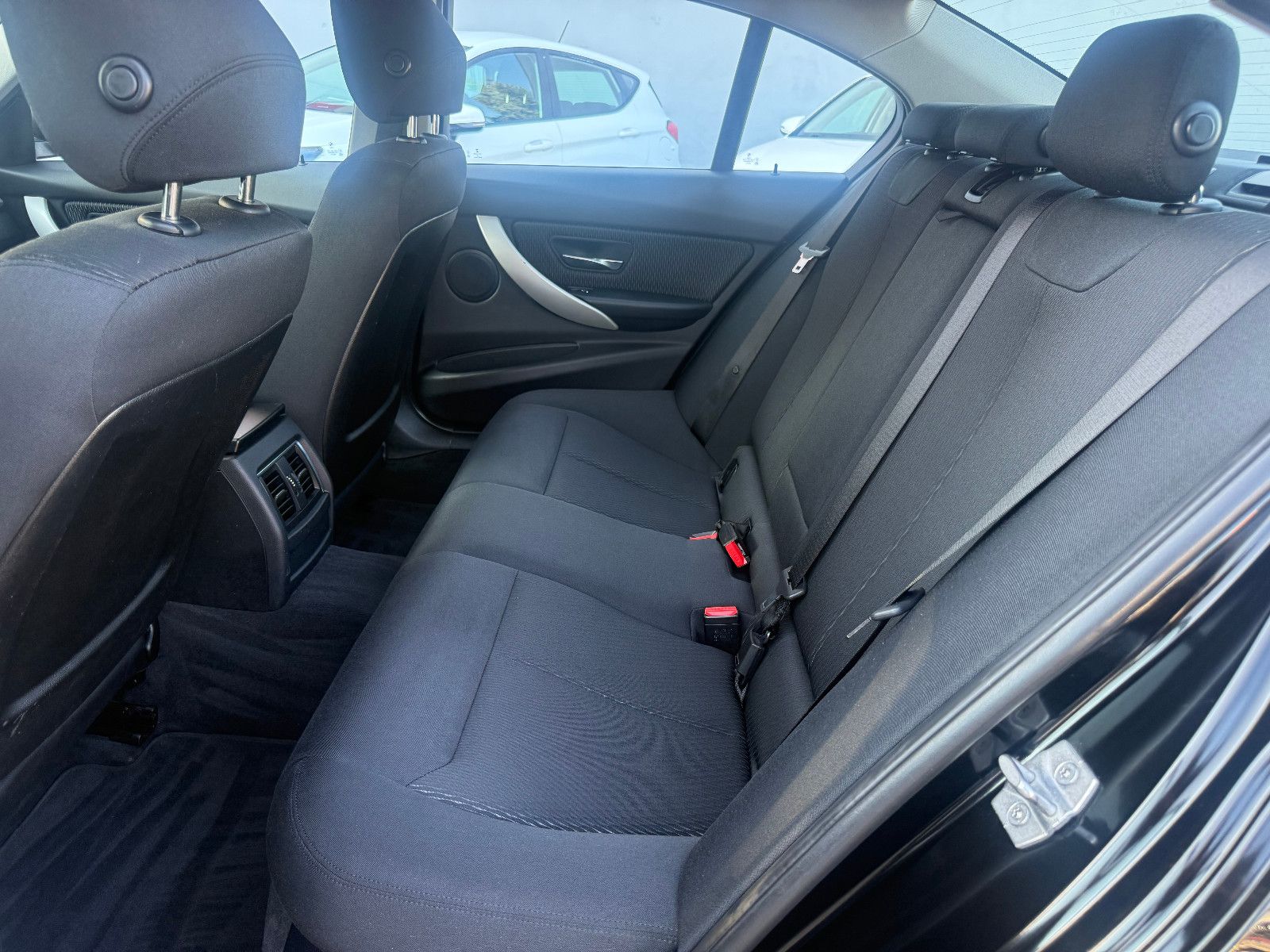 Fahrzeugabbildung BMW 318 3 Limousine 318 i*Tempomat*Headup*Klima*