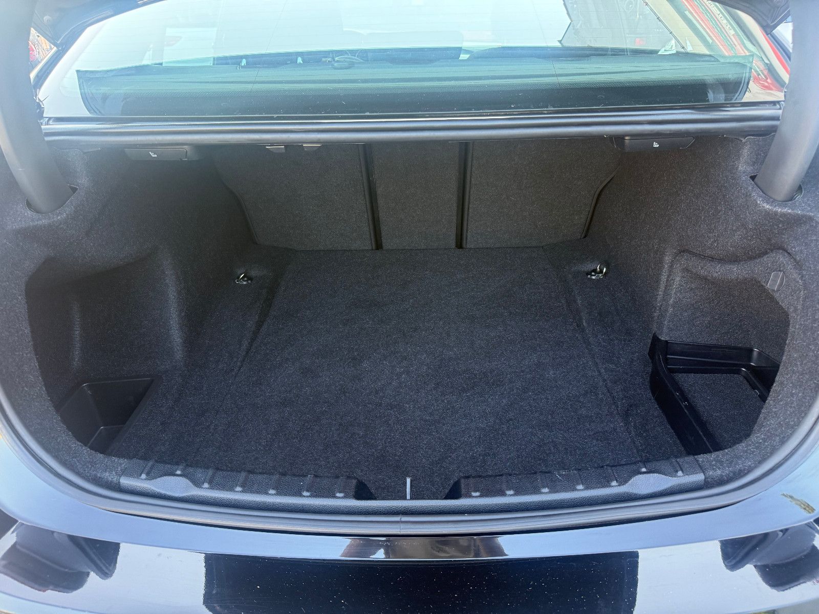 Fahrzeugabbildung BMW 318 3 Limousine 318 i*Tempomat*Headup*Klima*